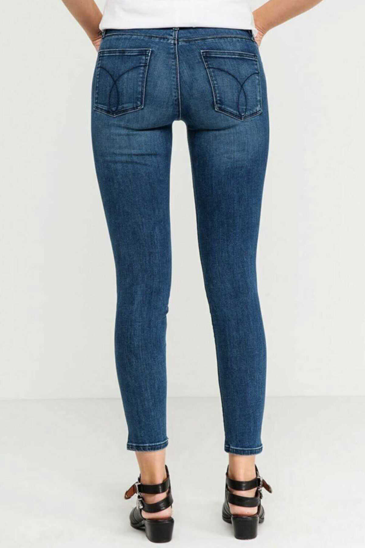 شلوار جین لوله ای زنانه آبی تیره برند Calvin Klein