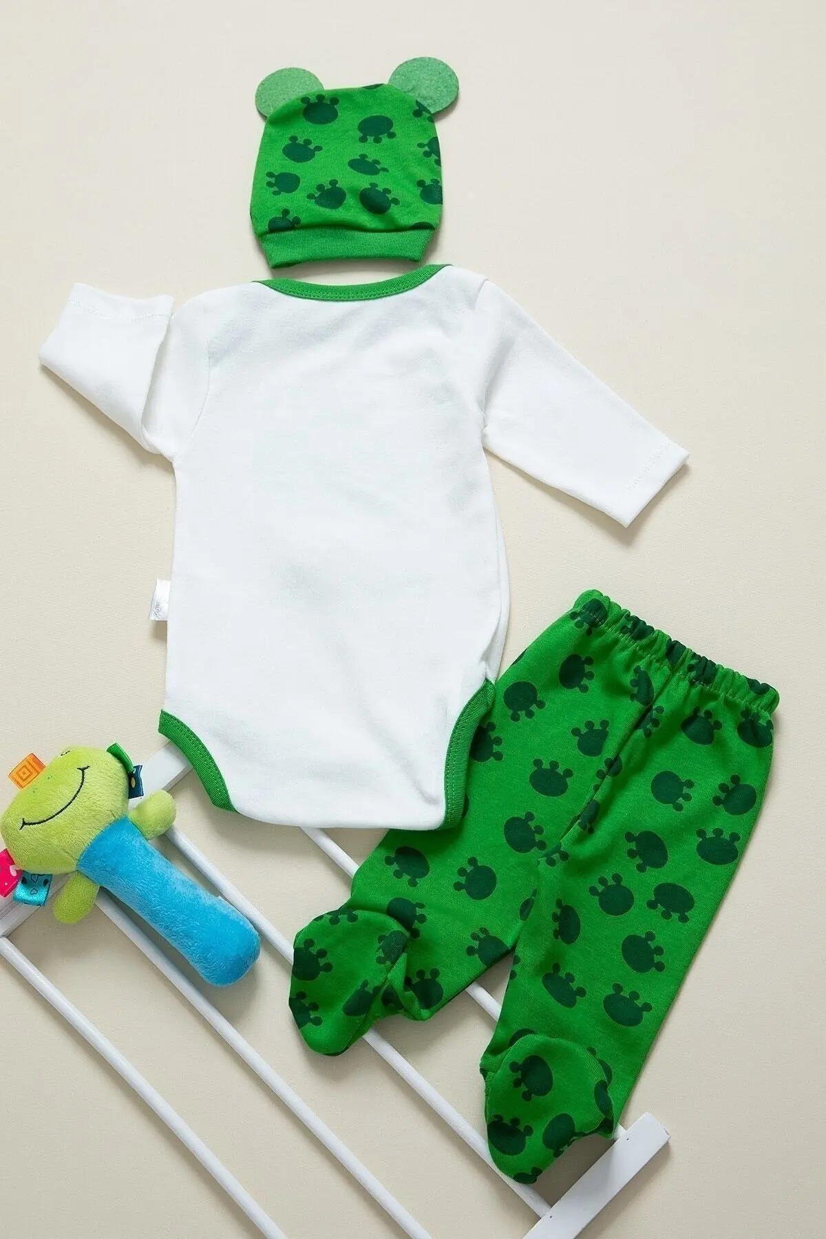 ست 3 تکه لباس نوزاد طرح قورباغه سبز برند Mai Perla 