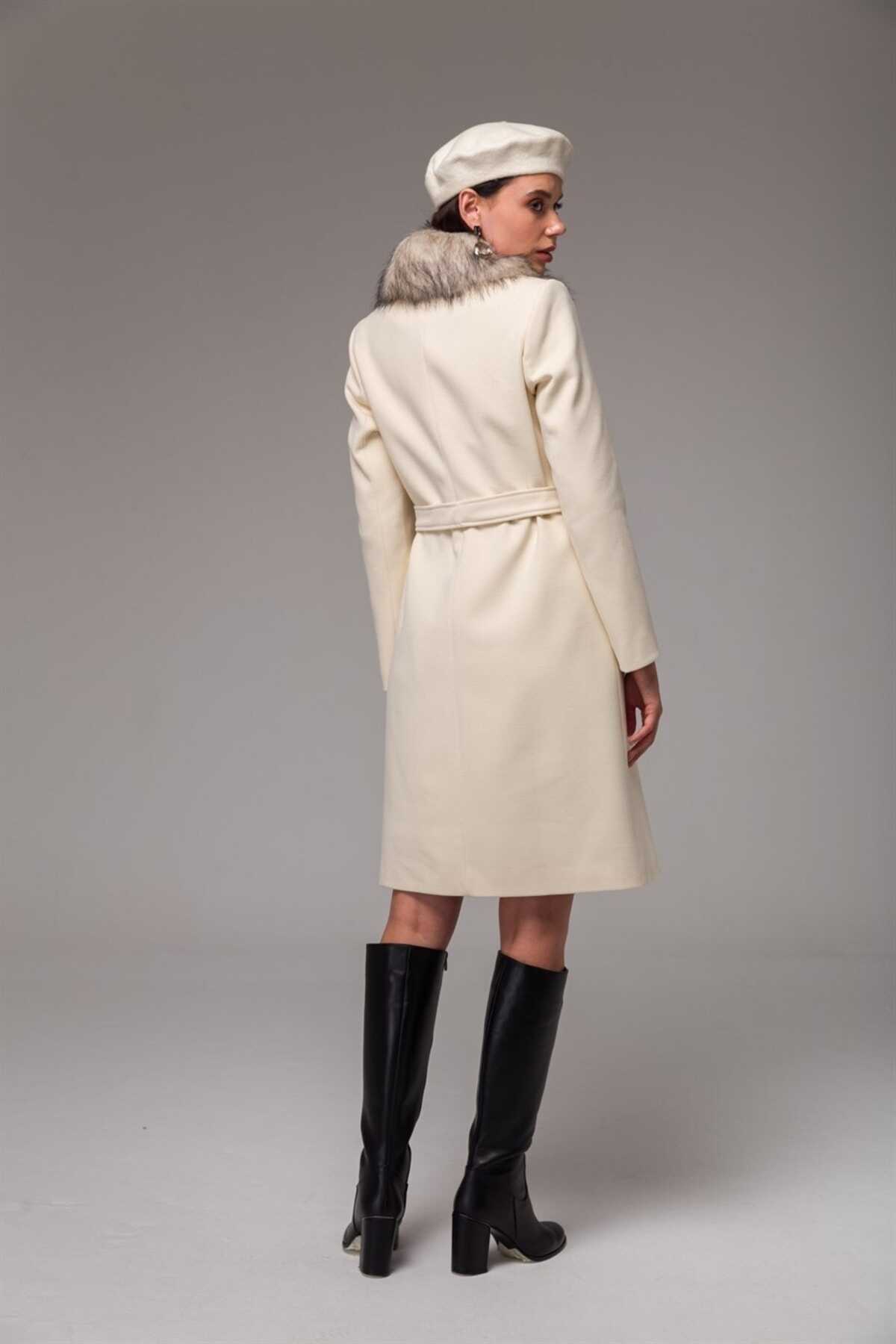 کت بلند زنانه یقه خز دار جیب دار دکمه ای شیری برند Concept