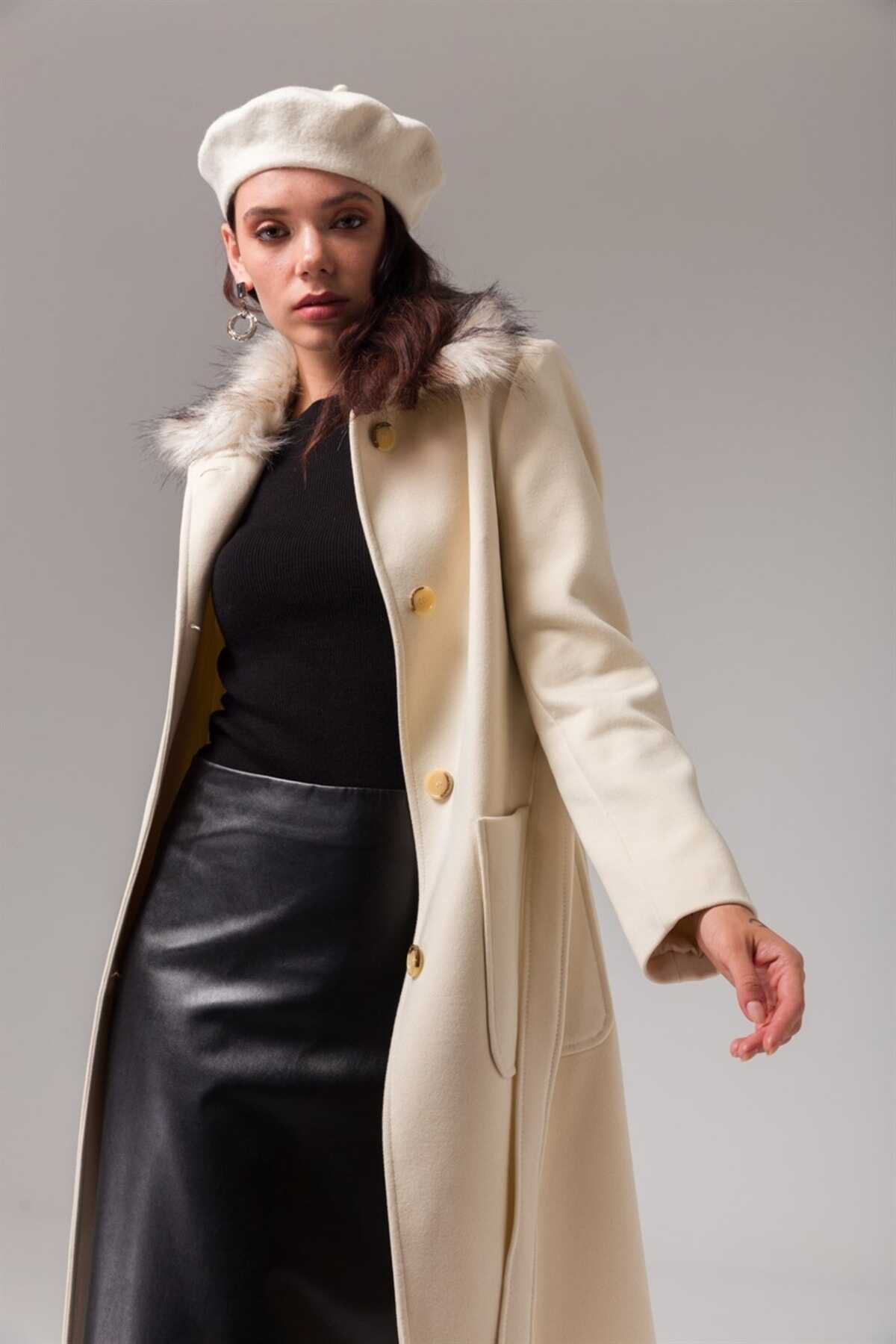 کت بلند زنانه یقه خز دار جیب دار دکمه ای شیری برند Concept