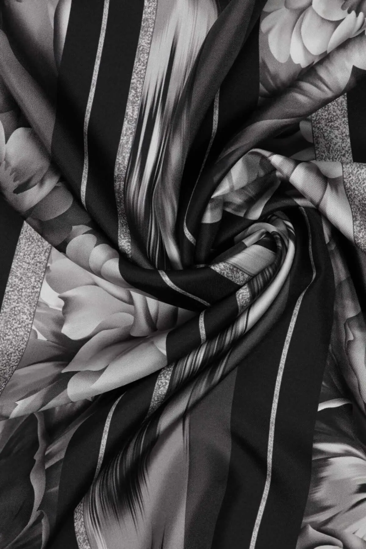 روسری ابریشم طرح گل خاکستری برند Vakko