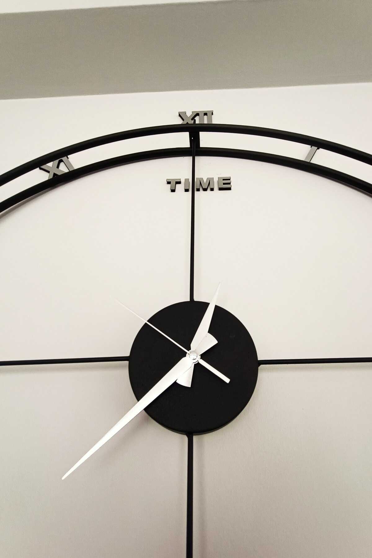 ساعت دیواری گرد فلزی اعداد رومی سه بعدی سایز بزرگ مشکی نقره ای 