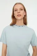 تیشرت یقه چاپ دار زنانه آبی روشن برند TRENDYOLMİLLA 