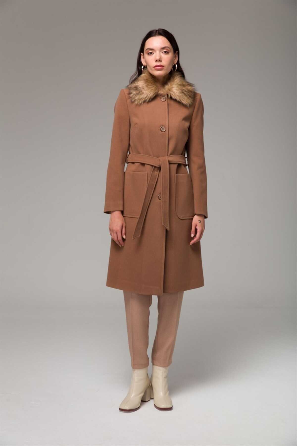 کت بلند زنانه یقه خز دار جیب دار دکمه ای قهوه ای روشن برند Concept