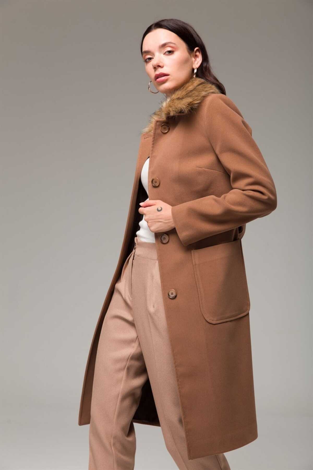 کت بلند زنانه یقه خز دار جیب دار دکمه ای قهوه ای روشن برند Concept
