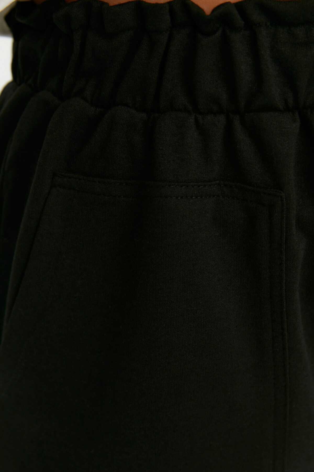 شلوارک برمودا سایز بزرگ کمر کش جیب بزرگ زنانه مشکی برند Trendyol Curve