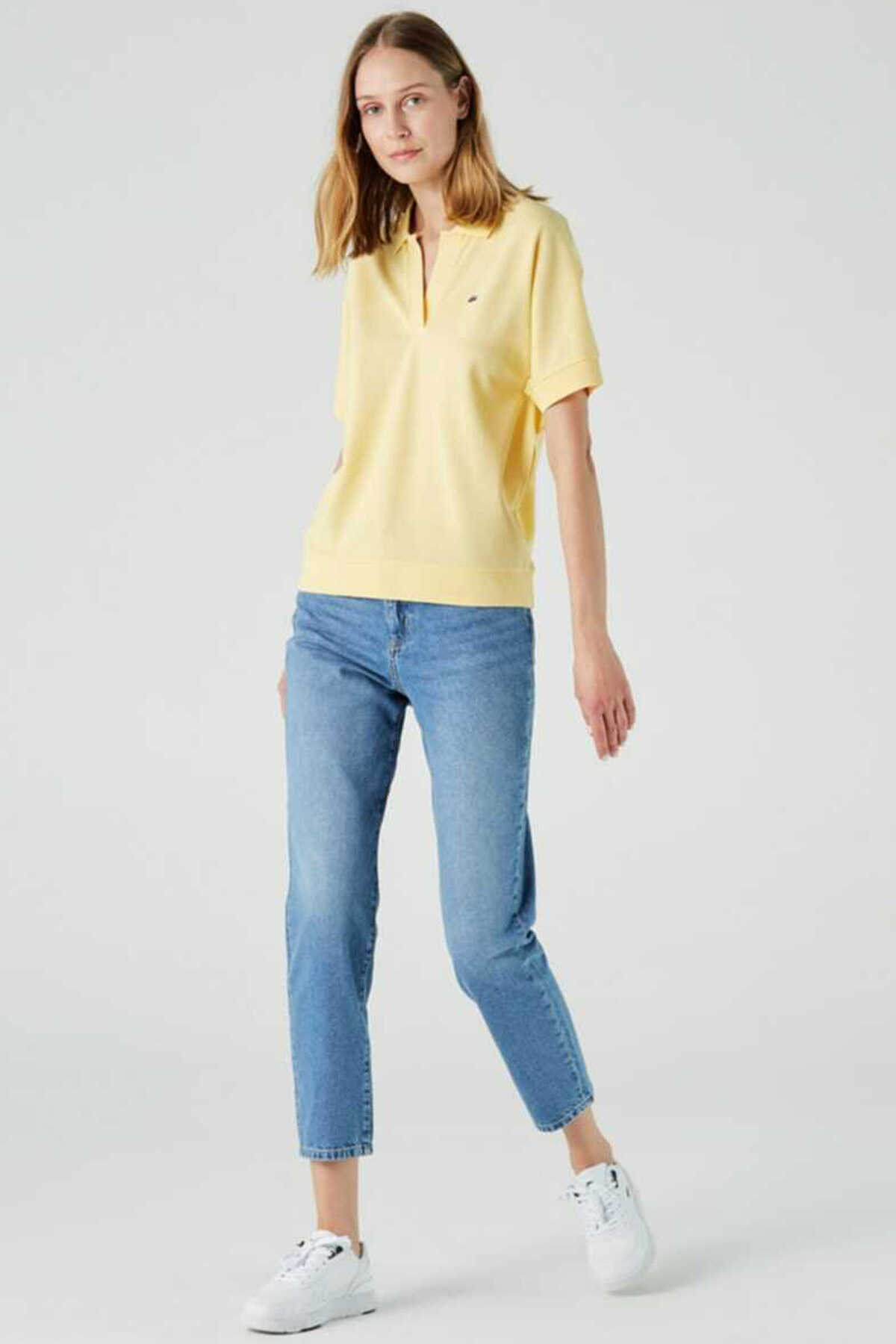 تیشرت زنانه یقه ترکیبی آستین کوتاه زرد برند Lacoste 