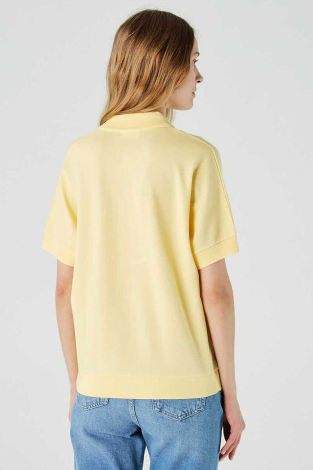 تیشرت زنانه یقه ترکیبی آستین کوتاه زرد برند Lacoste 
