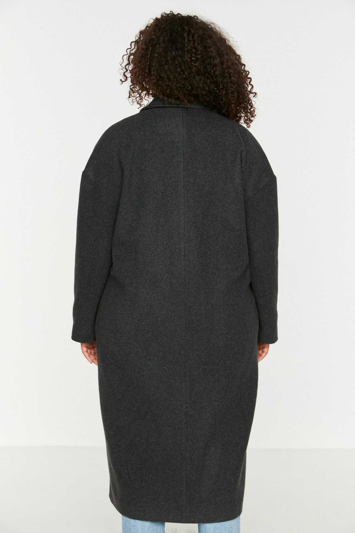 کت بلند ضخیم سایز بزرگ یقه پهن دکمه ای زنانه خاکستری برند Trendyol Curve
