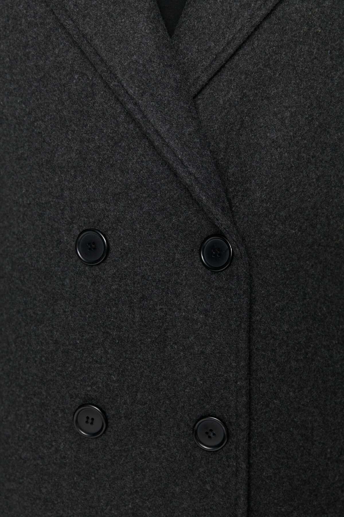 کت بلند ضخیم سایز بزرگ یقه پهن دکمه ای زنانه خاکستری برند Trendyol Curve