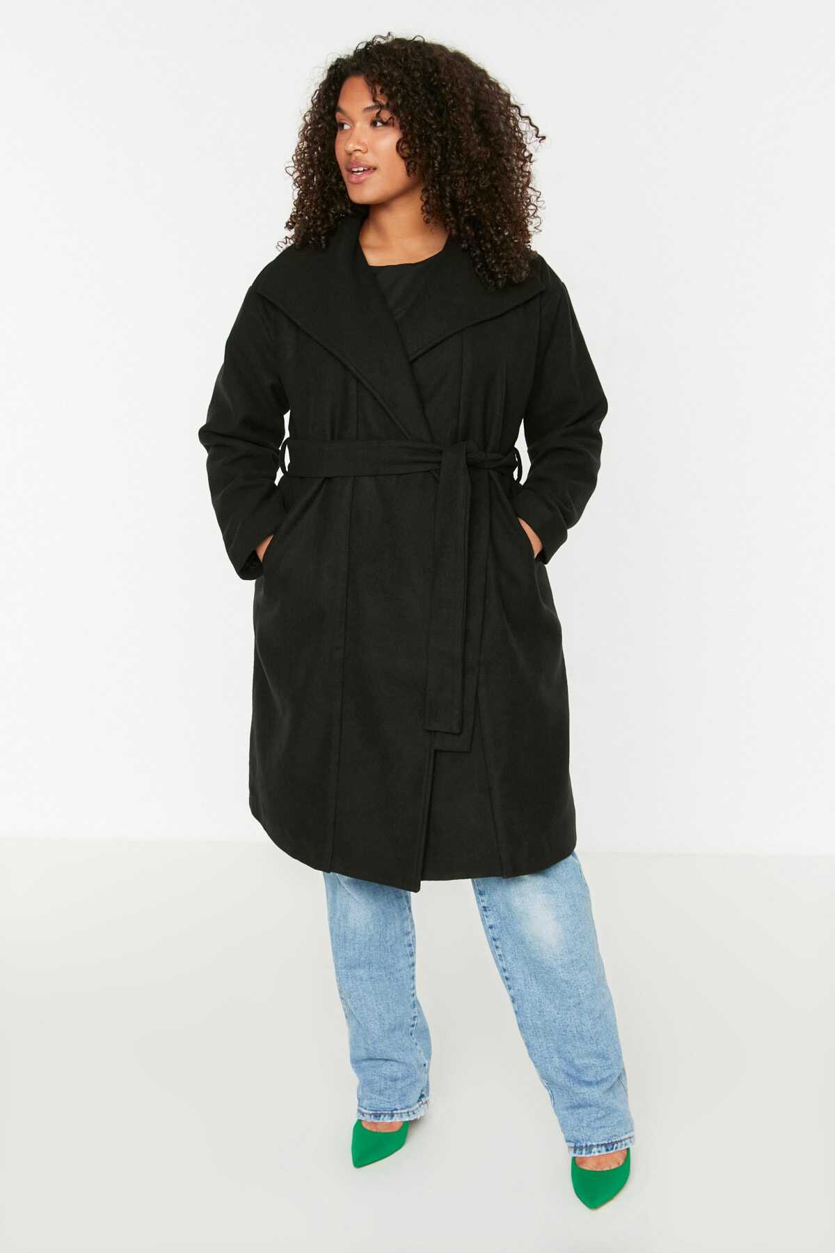 کت بلند ضخیم سایز بزرگ یقه ضربدری کمر بند دار زنانه مشکی برند Trendyol Curve