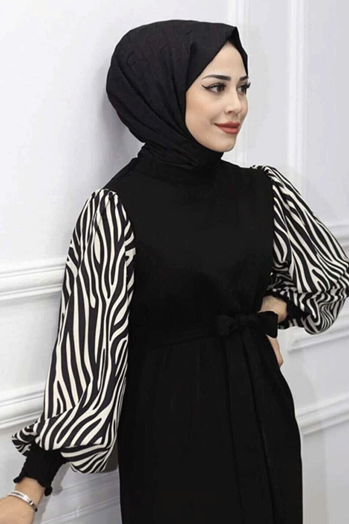 پیراهن بلند زنانه آستین گورخری کمربند دار مشکی برند Hera Fashion