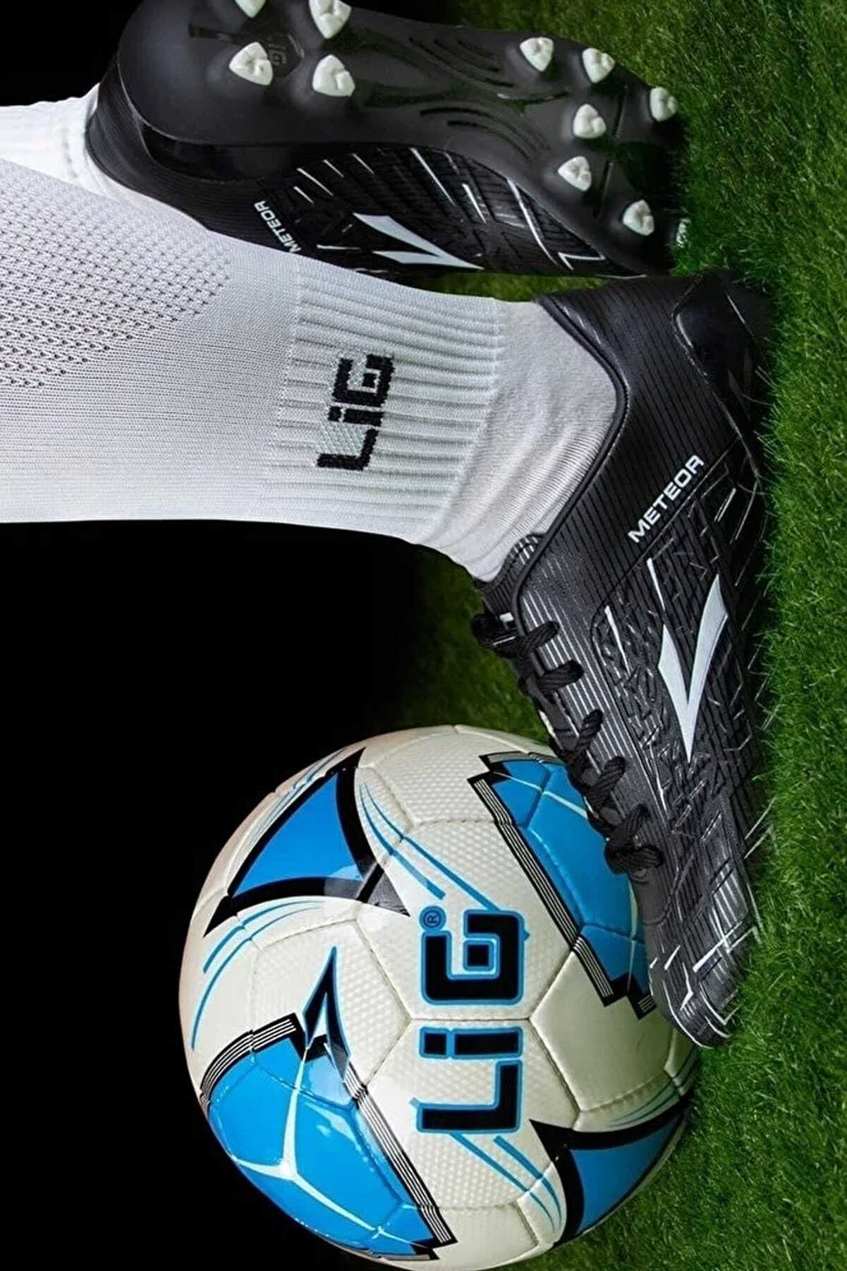 کفش فوتبال مردانه چاپ دار مدل Meteor سفید مشکی برند LIG