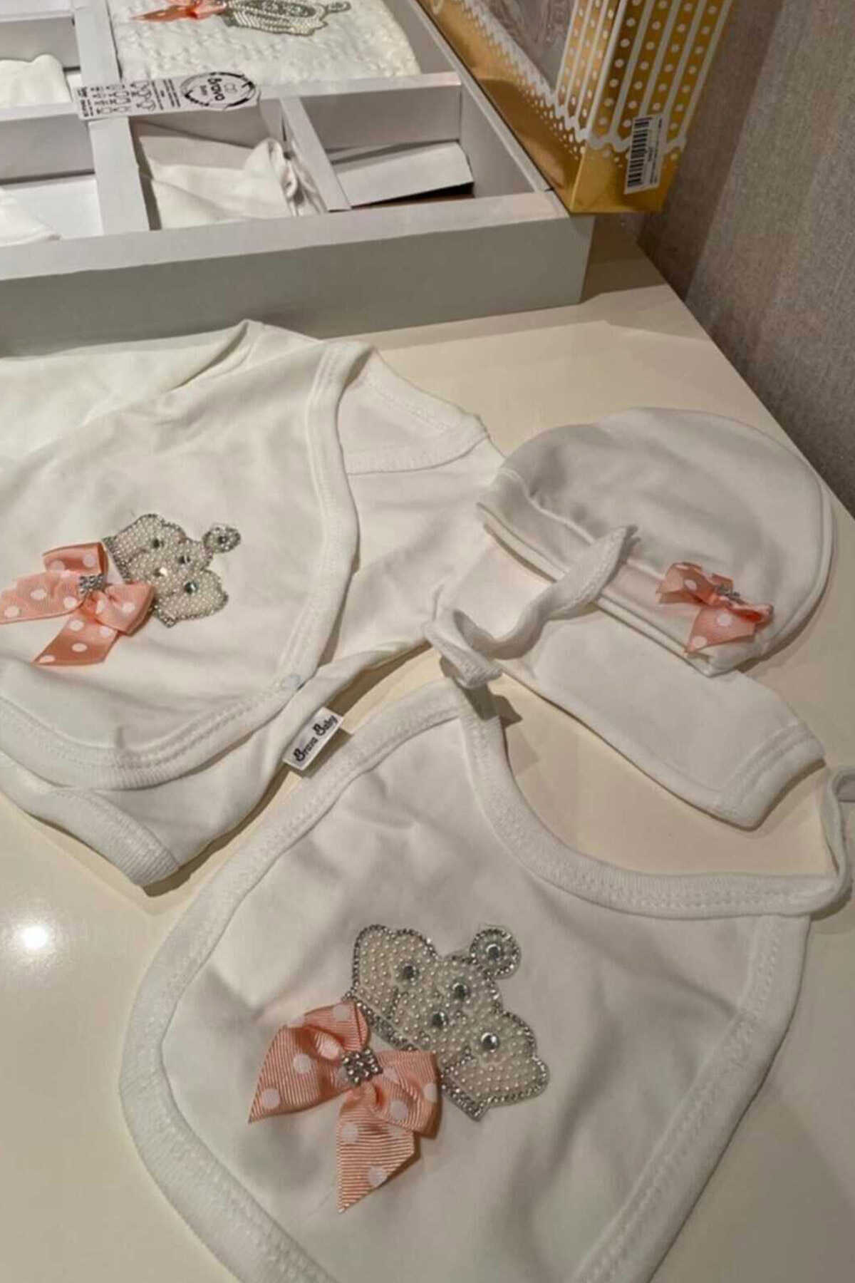 ست 10 عددی لباس خروجی بیمارستان نوزاد طرح دار سفید برند Donino Baby