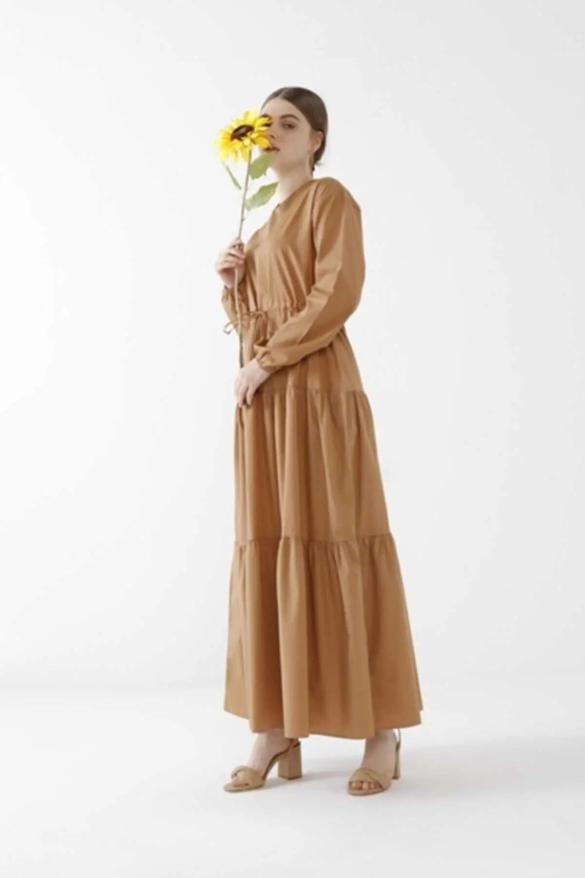 پیراهن بلند زنانه چین دار کمر کش کمر بند دار قهوه ای روشن برند Huuq Design