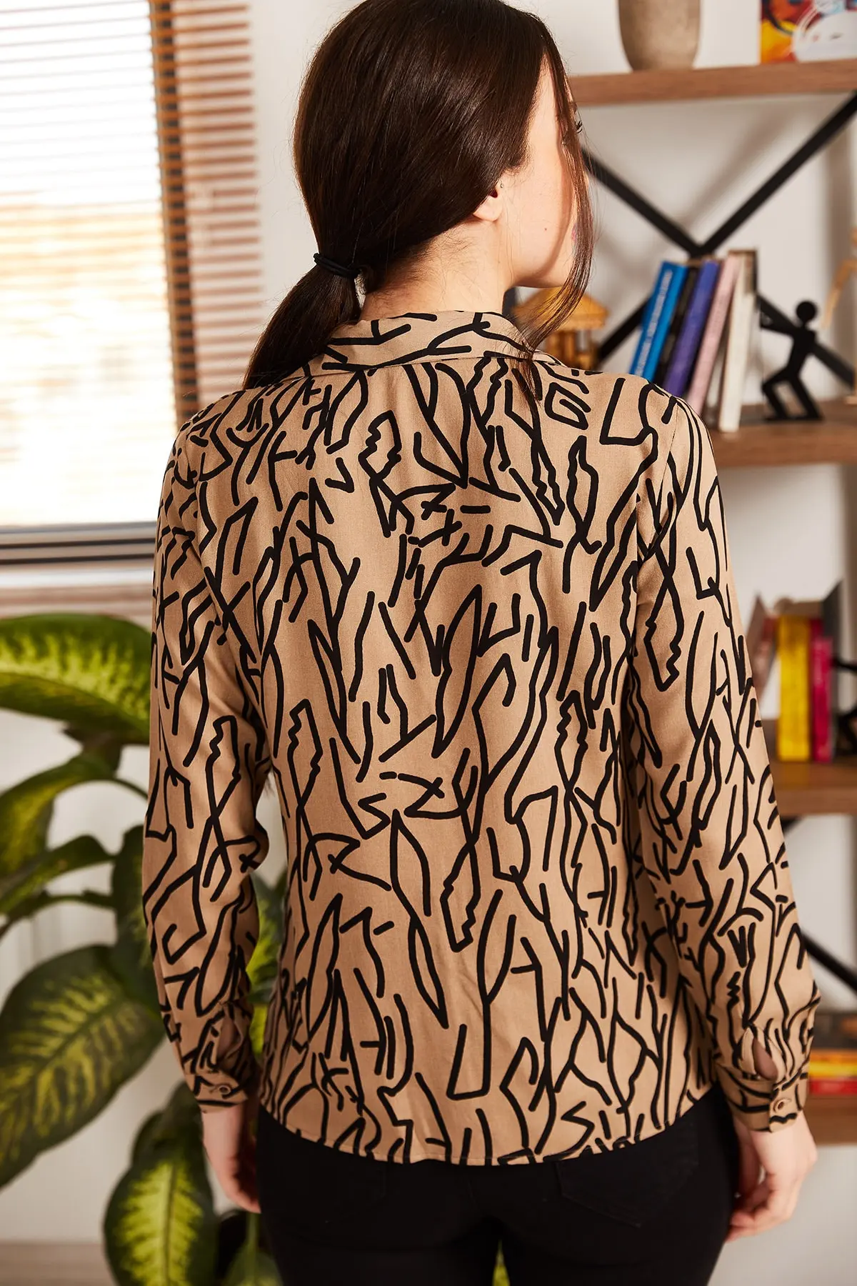 پیراهن یقه کلاسیک طرح دار زنانه خاکی برند armonika 