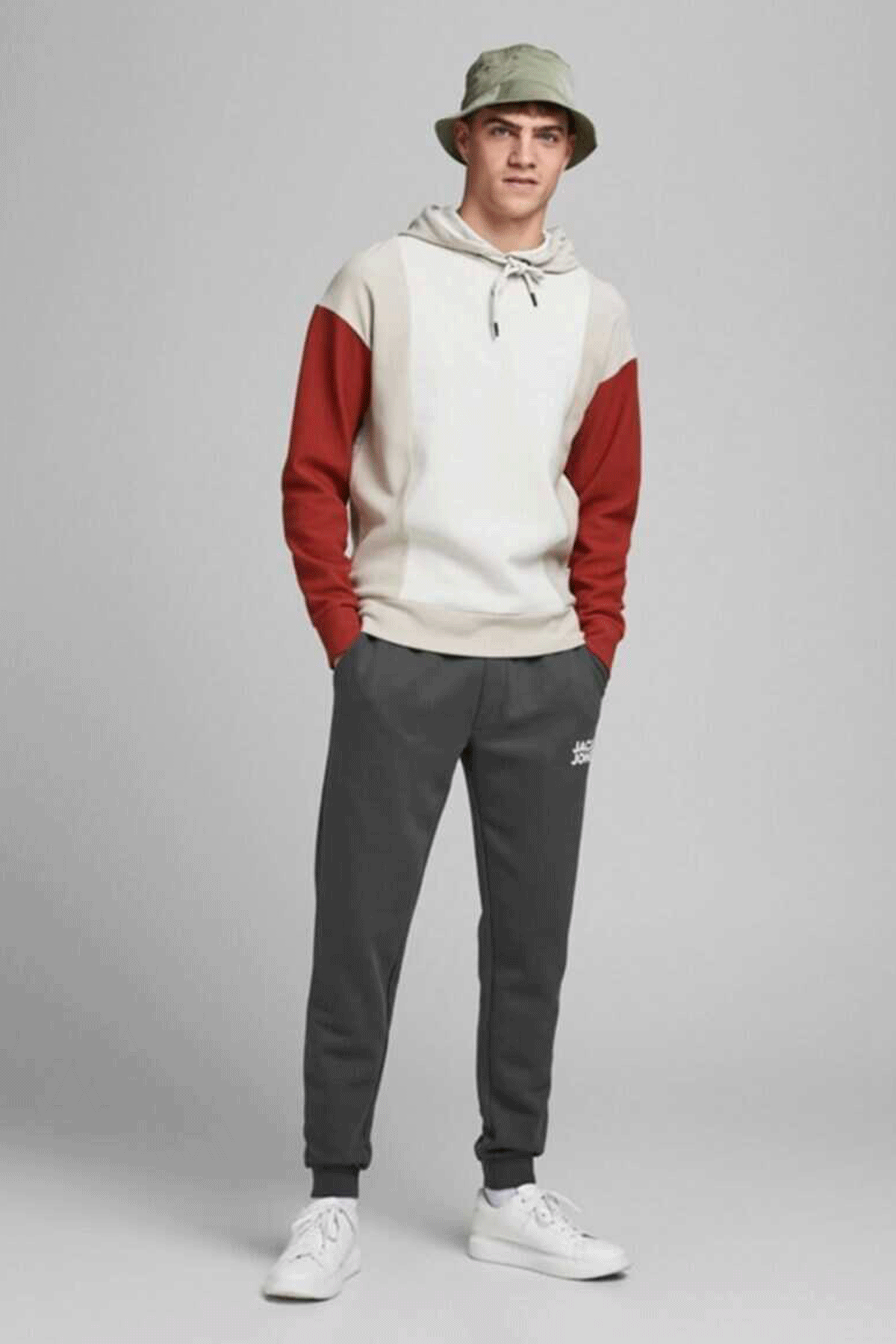 شلوار ورزشی مردانه چاپ دار کمرکش گت دار خاکستری تیره برند Jack & Jones